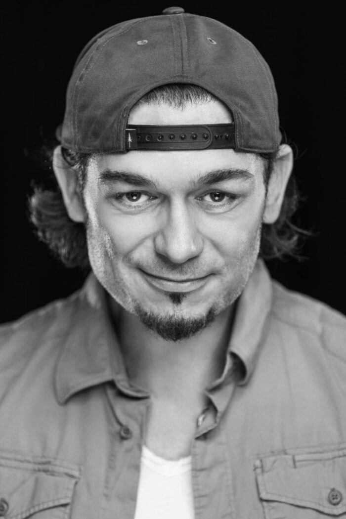 Musiker Thomas Godoj im Portrait in schwarz weiß