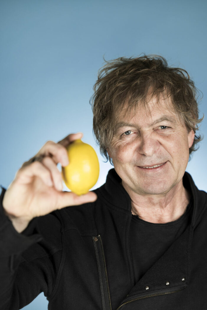 Peter Freudenthaler mit Zitrone auf blauem Hintergrund
